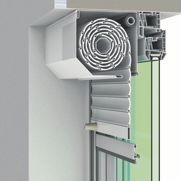 Rulou exterior aplicat — componente casetă, lamele și ghidaje pentru reparații.