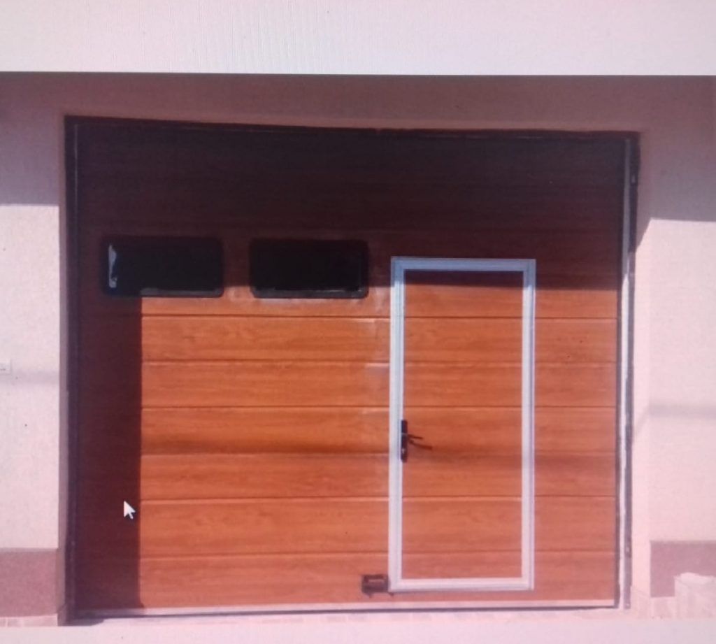 Ușă de garaj secțională stejar auriu cu ușă pietonală integrată — proiect TERMOCLASS