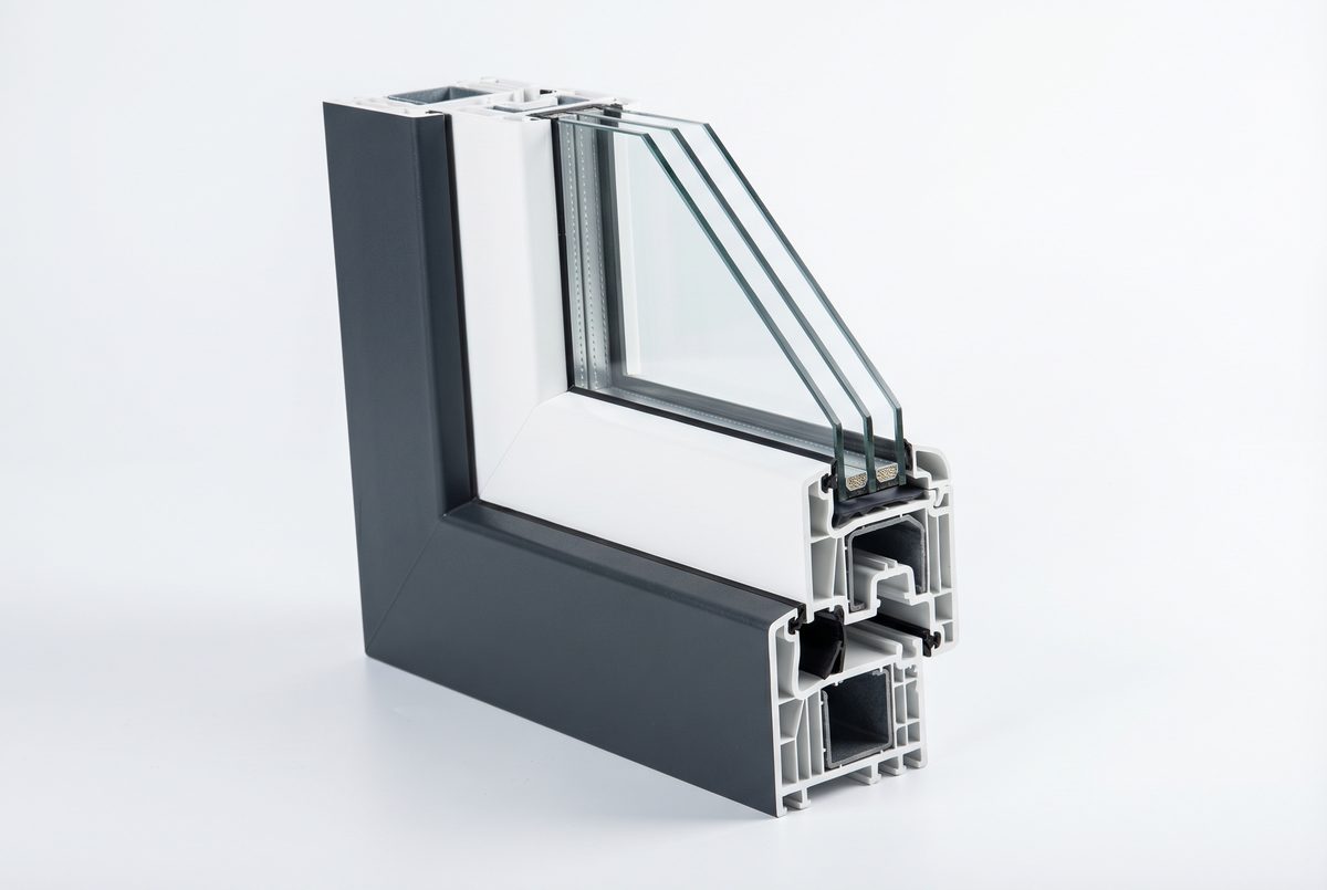 Profil PVC premium cu exterior antracit, interior alb, geam tripan cu argon și camere multiple de izolare.